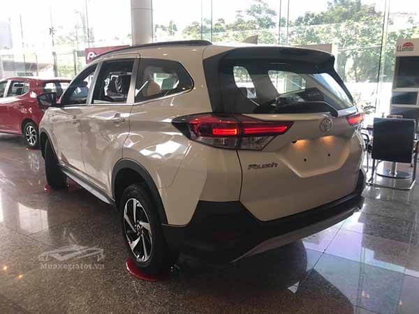 Top 10 cầu thủ bóng đá cao nhất thế giới