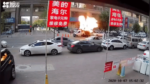 Xe chở bình gas bốc cháy