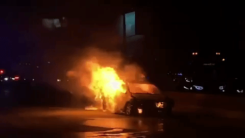 Taxi chở 5 hành khách bất ngờ bốc cháy trên đường