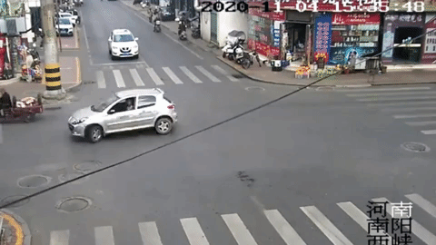 Tài xế say lái xe vòng tròn giữa ngã tư