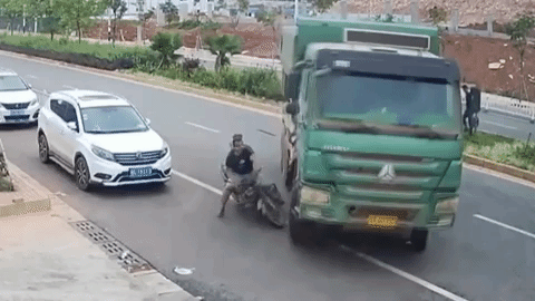 Xe máy lao vào gầm xe tải