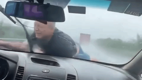 Vợ cũ hất chồng lên nắp ca-pô suốt 20 km trên cao tốc