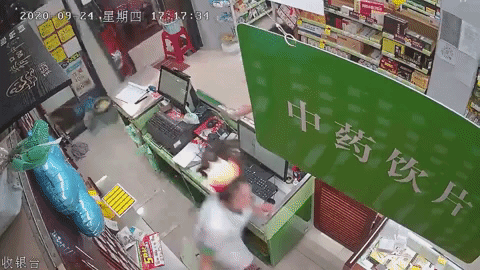 Tai nạn ô tô đâm xuyên cửa hàng thuốc