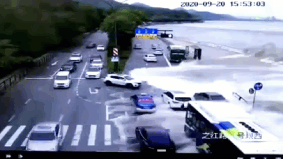 Hình ảnh sóng thủy triều ở Vịnh Hàng Châu cuốn hàng loạt ô tô đang đi trên đường