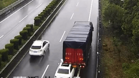 Sedan đâm ngập gầm xe tải bị kéo lê hàng trăm mét