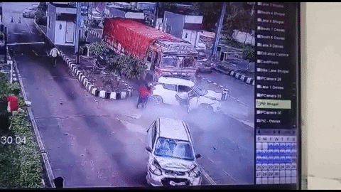xe tải đâm 3 sedan bẹp dúm dó