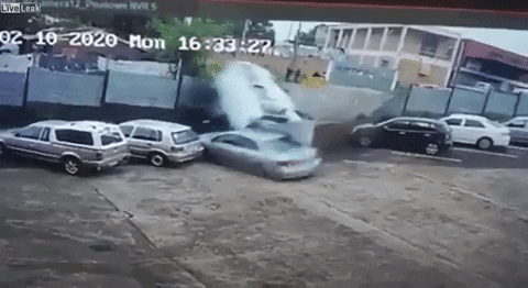 Xe van đâm tan nát 2 chiếc sedan