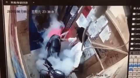 Chiếc xe tay ga bốc cháy sau khi người phụ nữ đưa vào thang máy chung cư