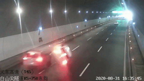 Ô tô lật ngửa trượt dài tóe lửa trong đường hầm