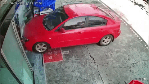 Nữ tài xế nhầm chân ga