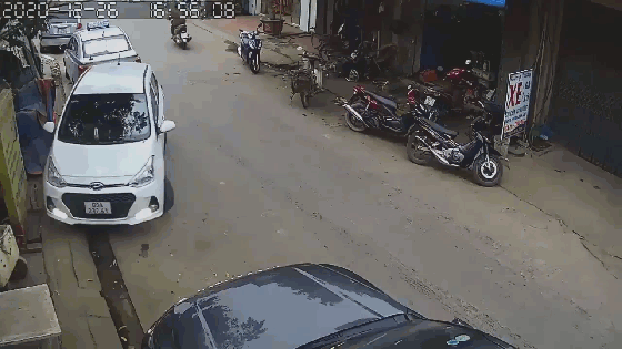 Nữ tài xế lùi ô tô như quay compa gây choáng váng