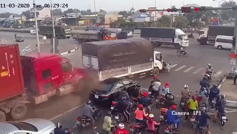 Container lại càn quét tan hoang loạt ô tô xe máy dừng chờ đèn đỏ trên QL1K