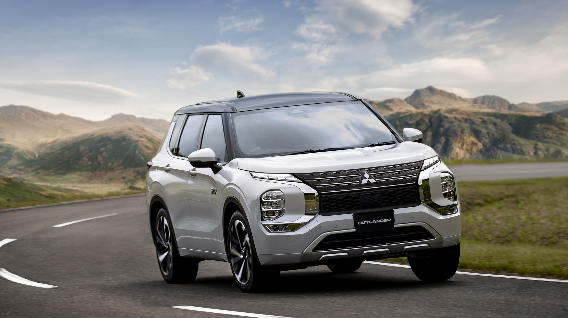 Xem nhanh Mitsubishi Outlander PHEV 2022: Đẹp toàn diện