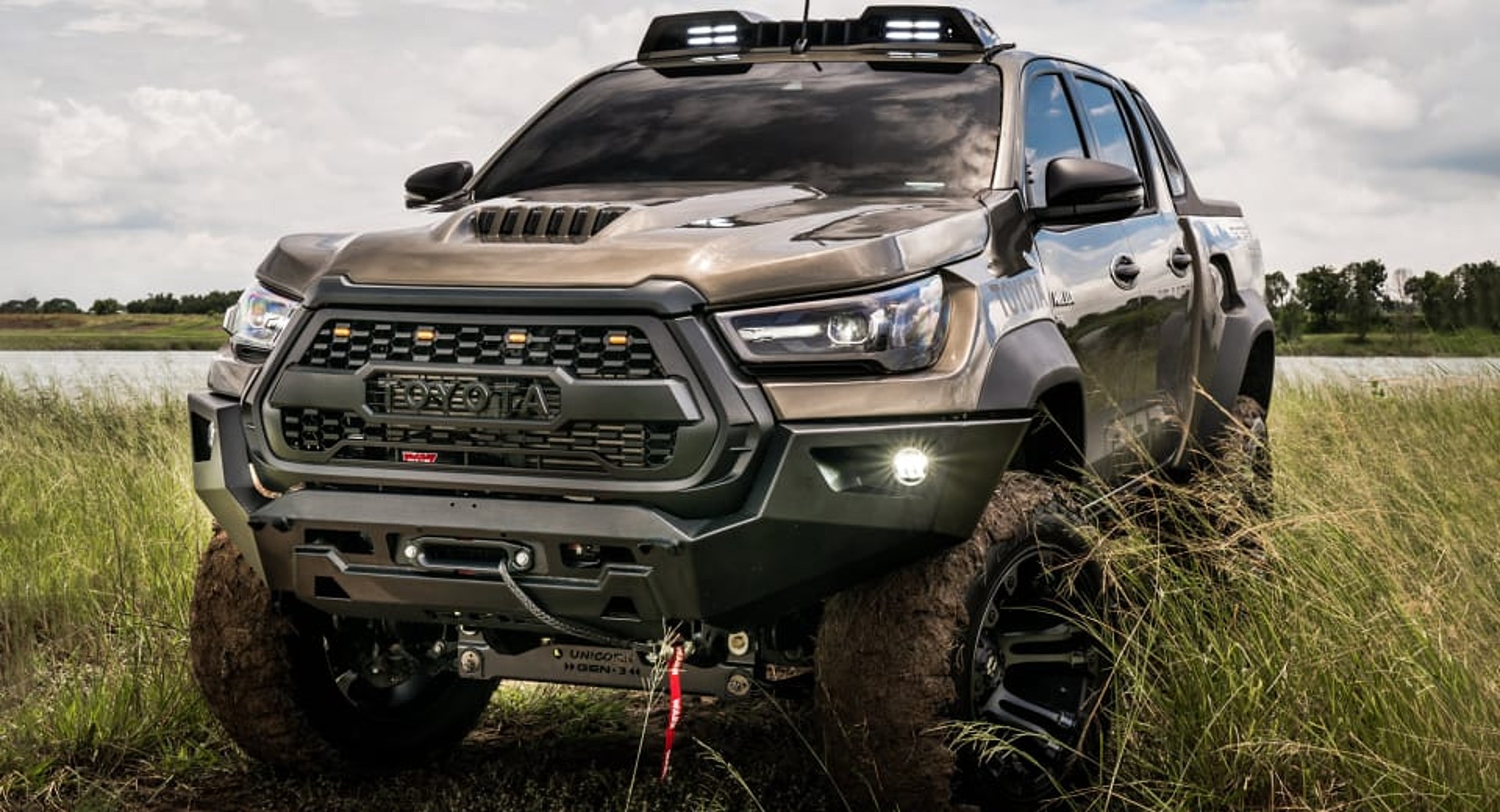 Toyota Hilux 2021 nâng cấp bodykit Pathfinder: Bản độ siêu hầm hố cạnh tranh Ford Ranger Raptor