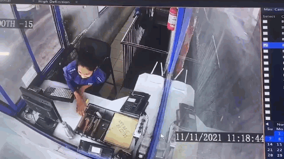 Xe buýt tông vào trạm thu phí