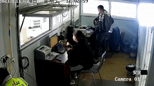 Ô tô nhầm chân ga đâm trạm đăng kiểm