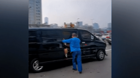 Xe van chạy trốn cảnh sát đâm cả loạt ô tô