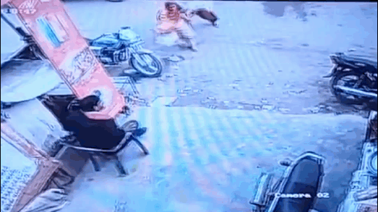 Máy kéo lao như tên bắn vào cửa hàng