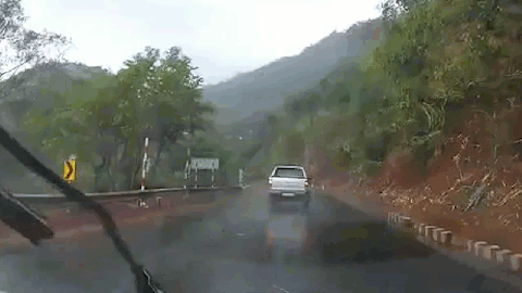Chiếc bán tải mất lái đâm vào rào chắn do đường đèo trơn trượt