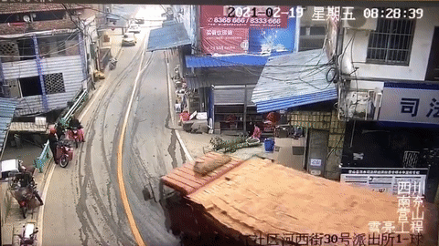 Ô tô tải chở gạch bị lật