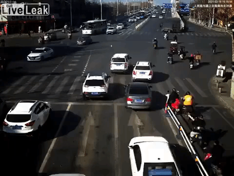 Em bé rơi từ ô tô xuống đường