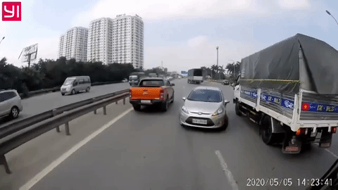 Lao ô tô vào làn ngược chiều, tài xế bấn loạn khi bị chặn đầu