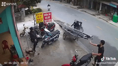 Xe lôi chở sắt bay thùng lao thẳng vào thanh niên rửa xe
