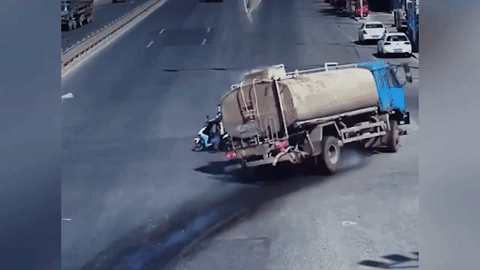 Tài xế xe bồn cay đắng sau cố gắng tránh xe máy vượt đèn đỏ