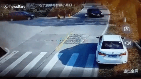 Pha bẻ lái xuất thần cứu sống em bé chạy sang đường