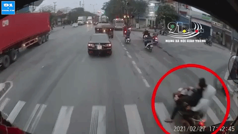 Tạt đầu container, 2 thanh niên lái xe máy tông Mercedes