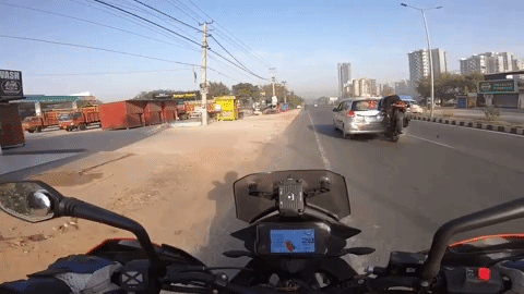 Ô tô dừng giữa đường, mô tô đâm hất bay người lên không trung