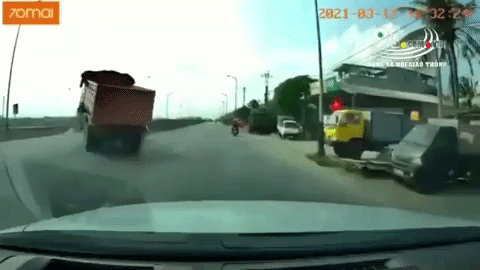 Liều tạt đầu xe tải và cái kết đau đớn cho ô tô con