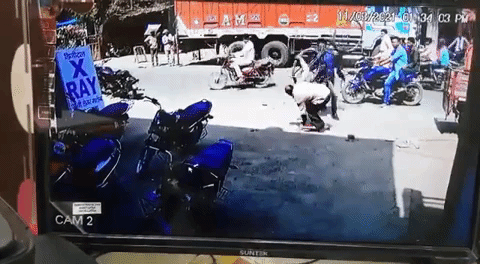 Tài xế xe máy gây tai nạn cho cụ ông rồi ném xe đạp vào ông cụ