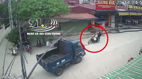 Cây sắt vật liệu xây dựng từ xe tải đâm trúng người đi đường