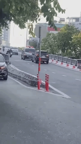 Pha Mitsubishi bị xe cứu thương ép lùi sốt xình xịch