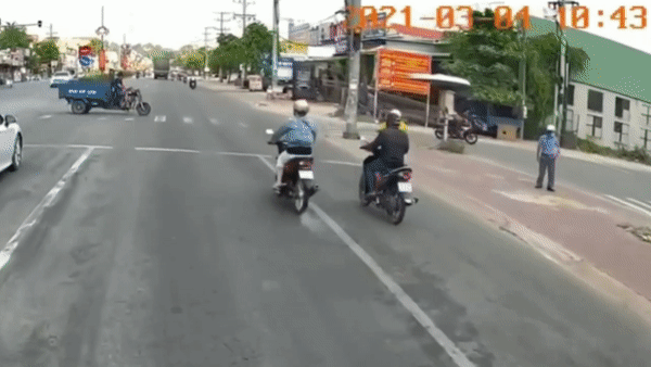 Nữ tài xế phóng xe máy vượt đèn đỏ đâm lật xe ba gác