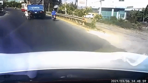 Ôm cua tốc độ bàn thờ, nam thanh niên tông thẳng vào sườn xe tải