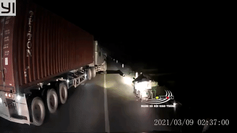 Đua vượt lấn làn, container dính cú đâm nát đầu