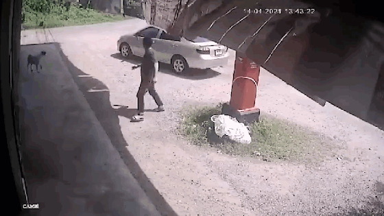 Lexus LX 470 mất lái đâm tan nát chiếc ô tô đỗ bên đường