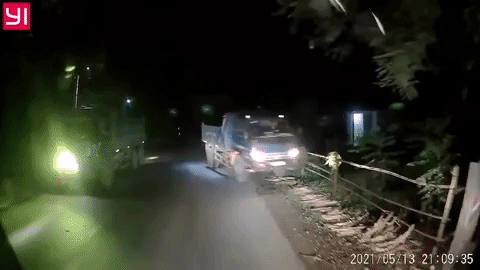 Ô tô định vượt cắt mặt suýt lao thẳng xe ngược chiều