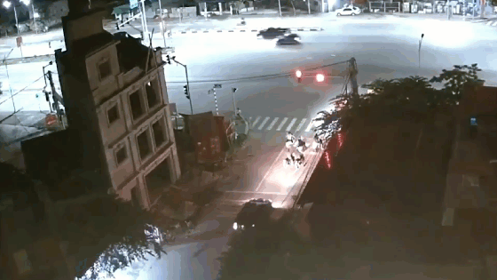 Ô tô càn quét hàng loạt phương tiện chờ đèn đỏ, 1 xe máy chui gầm