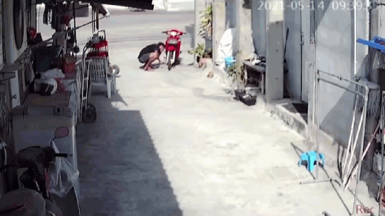Xe máy bất ngờ bốc cháy dữ dội, tài xế bất lực đứng nhìn