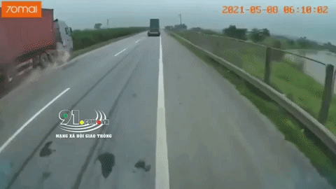 Container trượt trên dải phân cách hàng trăm mét 