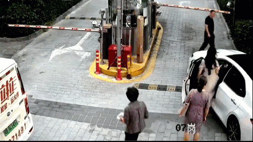 Cú đâm bay bốt bảo vệ của nữ tài xế, nghi nhầm chân ga