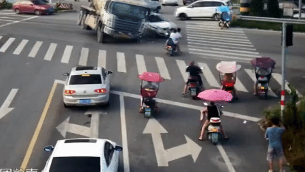 Xe trộn bê tông vượt đèn đỏ