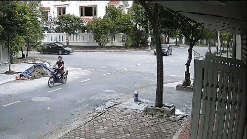 2 xe sedan màu đen đâm nhau giữa ngã tư