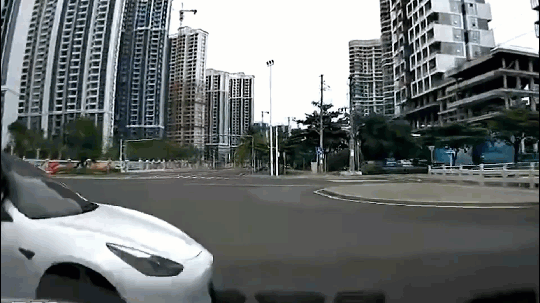 Chiếc Tesla đâm xuyên lan can lao xuống mương