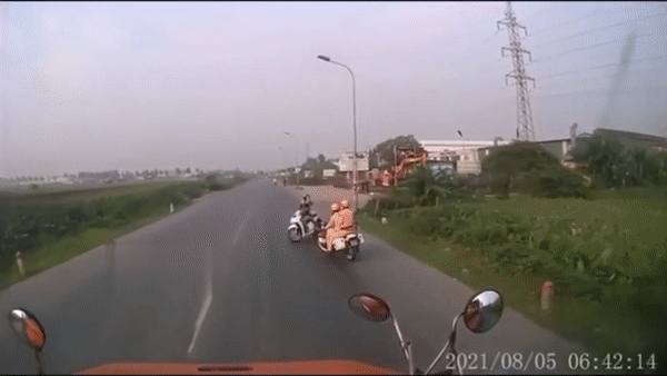 2 nữ "Ninja" khiến tài xế container bẻ lái lao xuống hồ sen