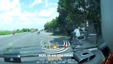 Thanh niên đầu trần phóng xe máy như 'thần gió' và cái kết
