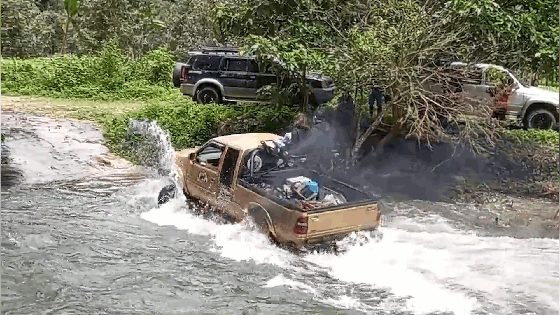 Cô gái bị hất xuống sông do ngồi chênh vênh trên xe off-road